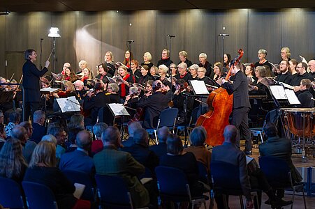 Dirigentin leitet das Orchester während des Matineekonzerts des VdF Alumni + Friends.