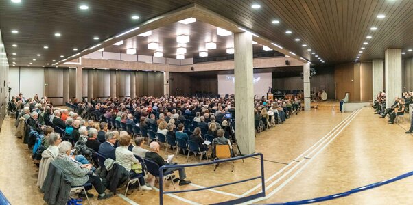 Großer Veranstaltungssaal mit voll besetztem Publikum bei der traditionellen Matinée.