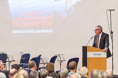 Redner am Podium der Hochschule Esslingen während des Matineekonzerts des VdF Alumni + Friends.