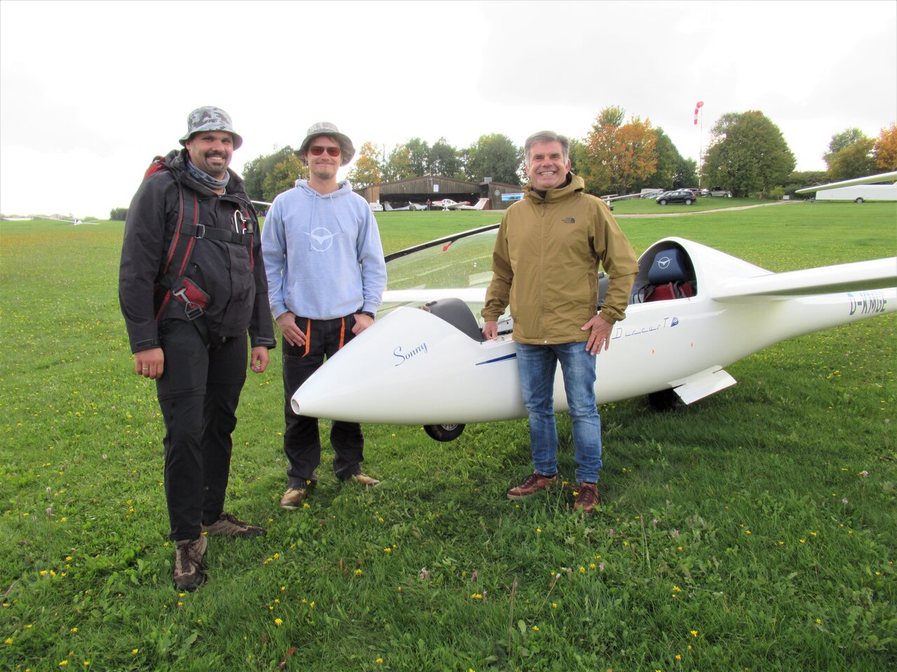 v.l. Pilot Bernd Walter (FTAG), Stefan Zistler (FTAG), Claudio Saccà (Hochschule Esslingen)