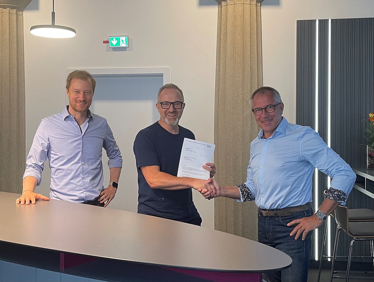 Rektor Prof. Christof Wolfmaier, VdF-Vorsitzender Markus Sontheimer und Prorektor Prof. Dr. Fabian Diefenbach bei der Übergabe der Kooperationsvereinbarung.